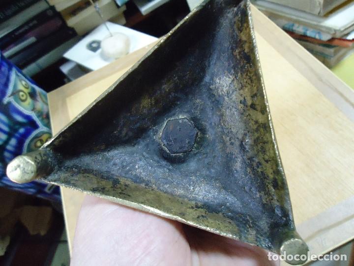 Coleccionismo: CANDELABRO TRIANGULAR EN BRONCE MIDE 26 cm. DE ALTO ENVIO 5,5&euro; - Foto 6