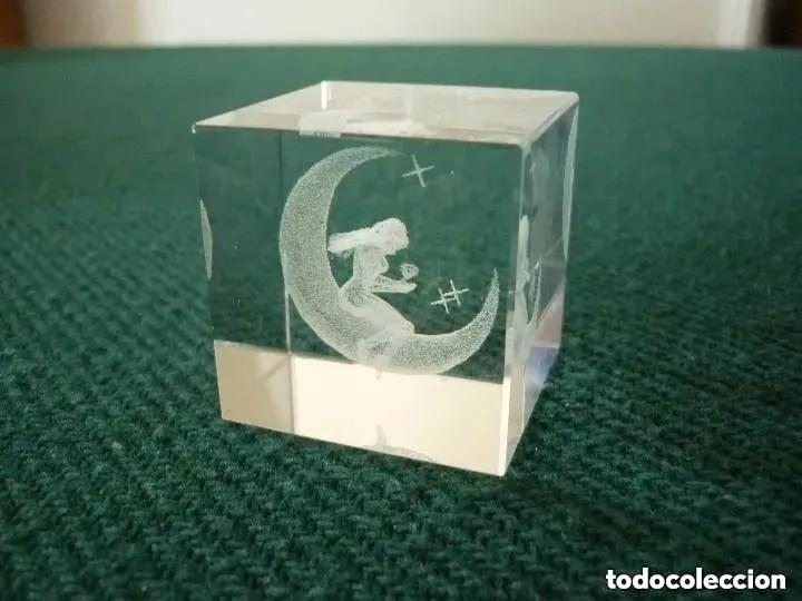 Coleccionismo: CUBO PISAPAPELES DE CRISTAL CON HADA Y LUNA GRABADAS CON L&Aacute;SER