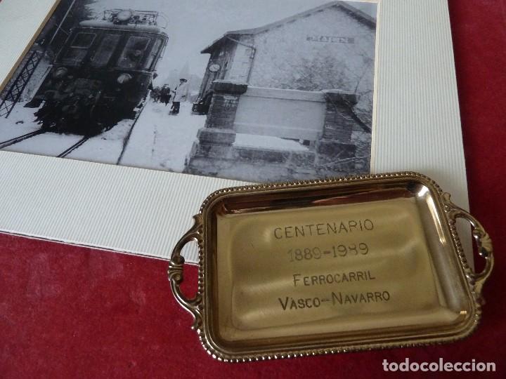 Coleccionismo: BANDEJA RECUERDO-CENTENARIO FERROCARRIL VASCO&middot;NAVARRO 1889-1989+FOTOGRAFIA ASOCIADA