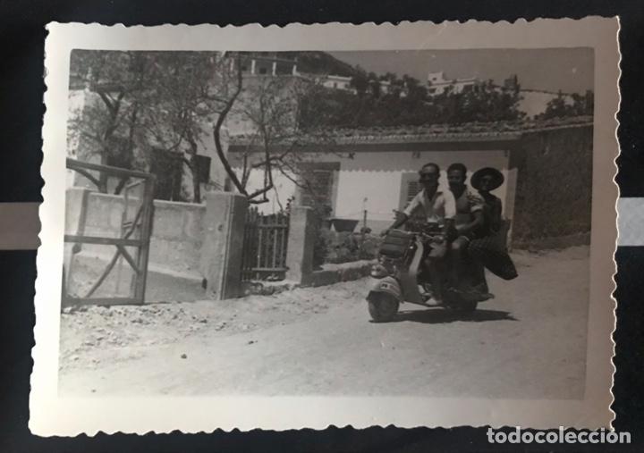 Coleccionismo: J2 Foto real 3 en una Vespa matr&iacute;cula Palma Mallorca 10 x 7 Cm.