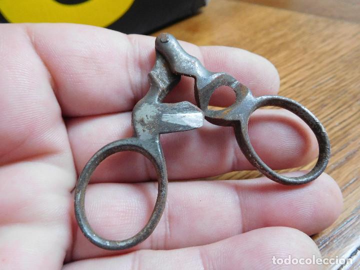 Coleccionismo: Antiguo cortapuros de hierro - Foto 3