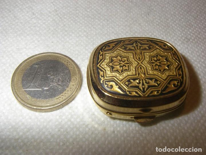 Coleccionismo: Pastillero con bonito trabajo de damasquinado toledano, 3 x 2,5 x 1,3 cm. nuevo.