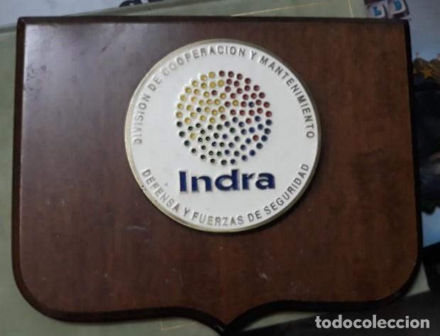 Coleccionismo: METOPA MADERA y porcelana ..DE PARED EMPRESA INDRA.