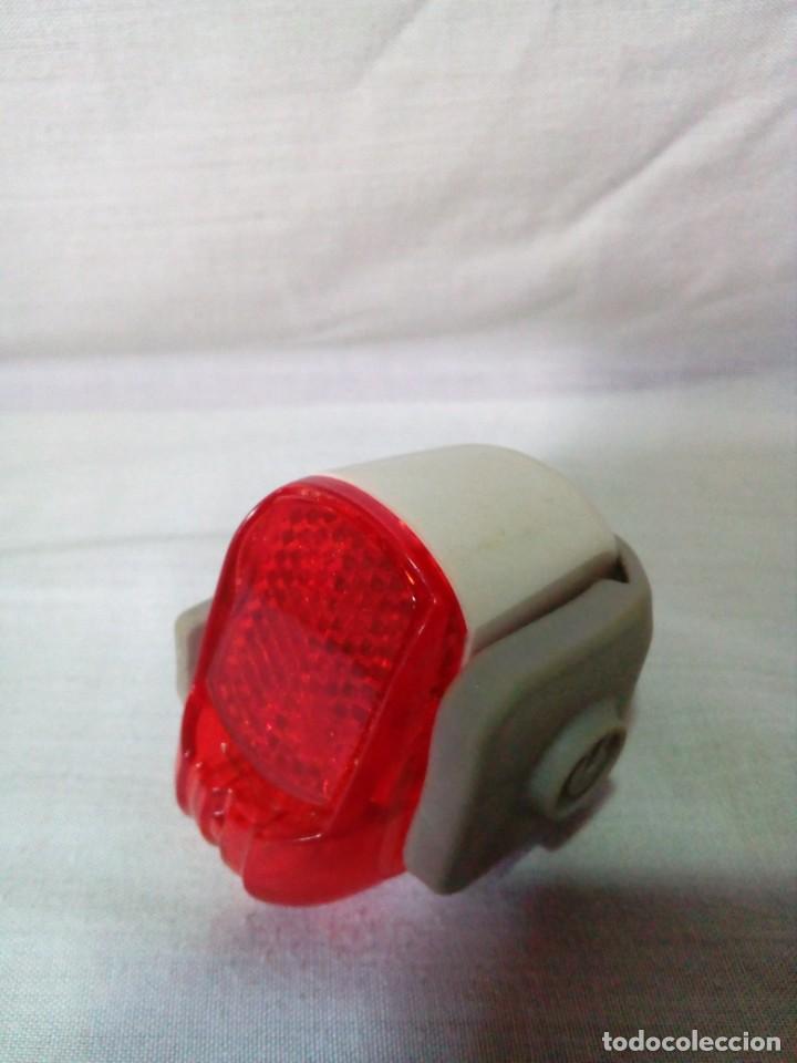 Coleccionismo: peque&ntilde;a linterna con luz roja - Foto 1