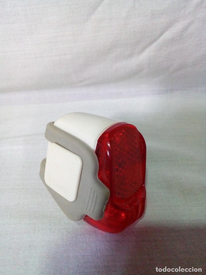 Coleccionismo: peque&ntilde;a linterna con luz roja - Foto 2
