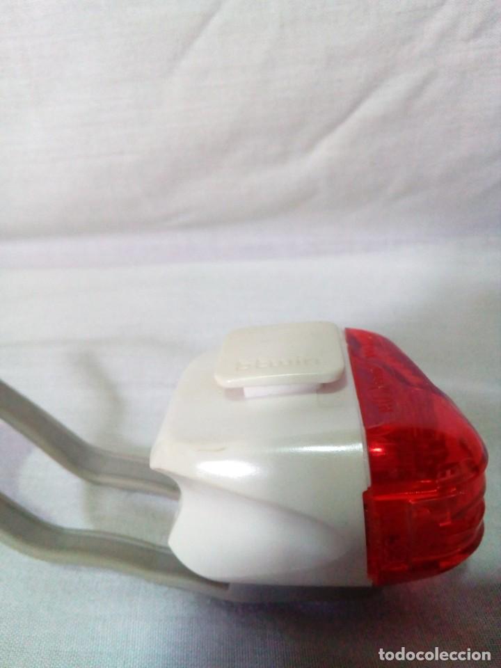 Coleccionismo: peque&ntilde;a linterna con luz roja - Foto 4