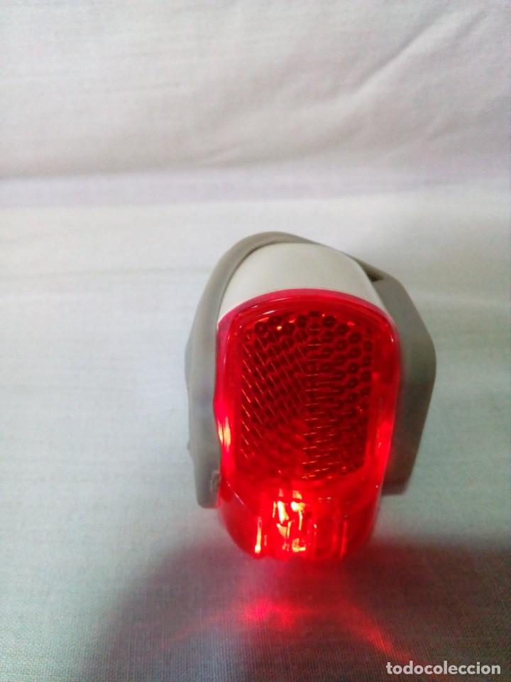 Coleccionismo: peque&ntilde;a linterna con luz roja - Foto 5