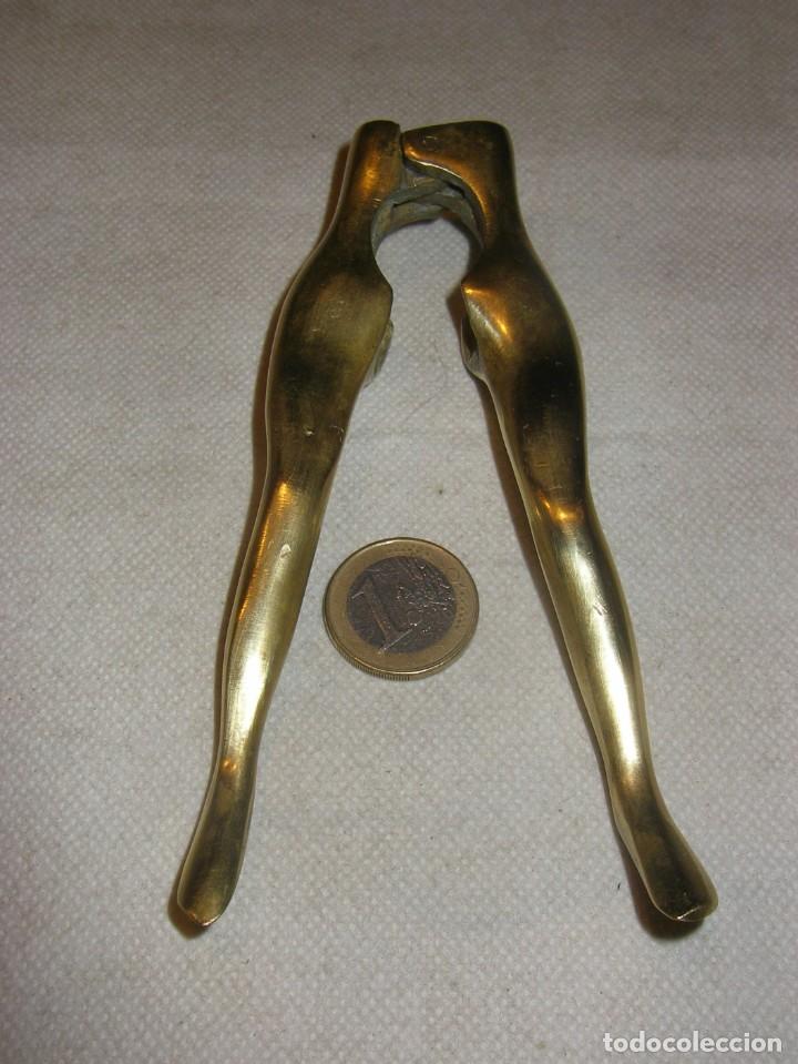 Coleccionismo: Viejo cascanueces er&oacute;tico, con forma de media mujer, bronce, 13 cm.