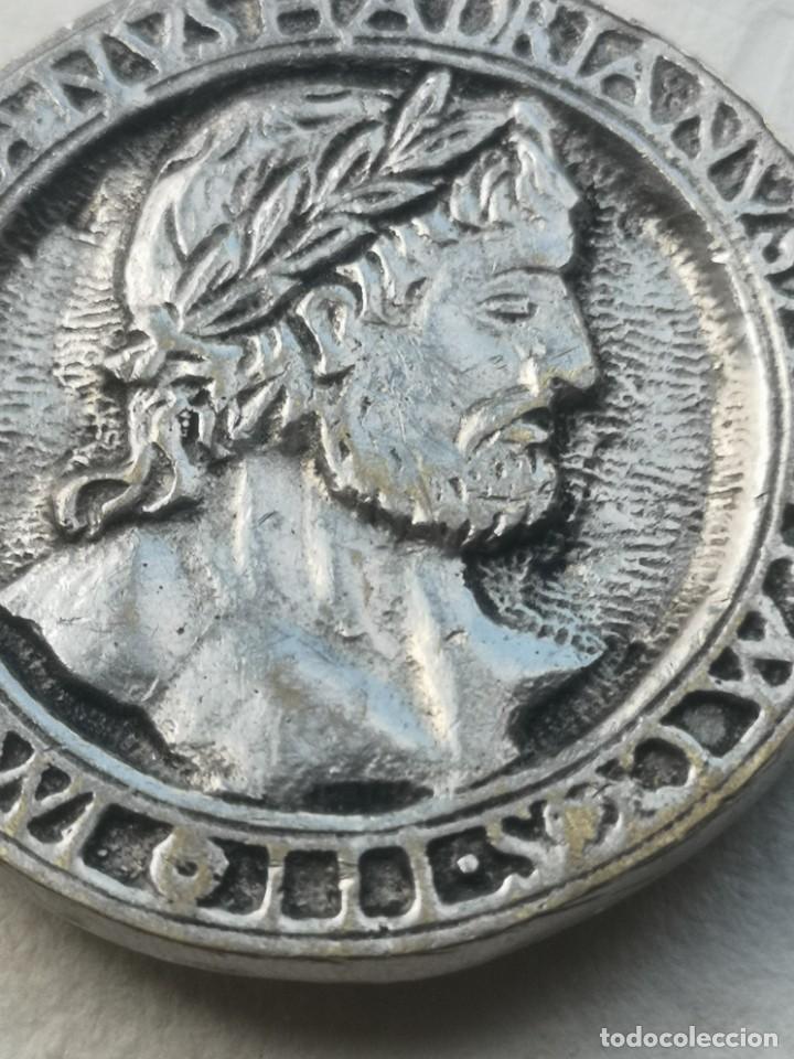 Coleccionismo: Botones antiguos tipo moneda romana - Foto 2