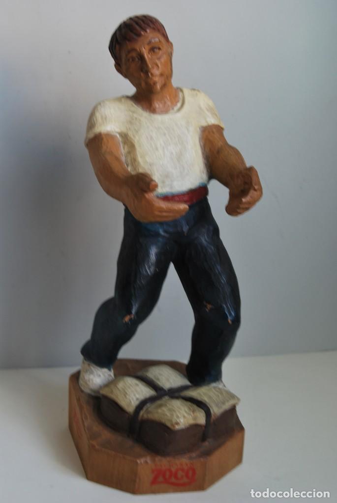 Collectionnisme: EXPOSITOR DE BOTELLAS DE PACHAR&Aacute;N ZOCO - LEVANTADOR DE PIEDRAS - TALLA DEPORTE VASCO -PINTADA A MANO