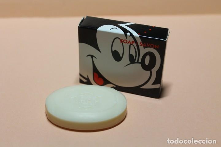 Coleccionismo: PEQUE&Ntilde;A PASTILLA DE JABON DE COLECCION. mickey mouse. DISNEYLAND PARIS. PESO DE 20 GRAMOS.
