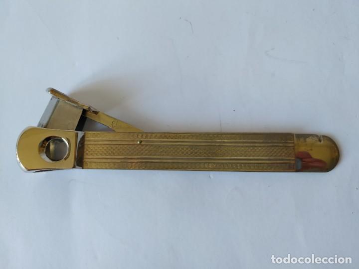 Coleccionismo: CORTAPUROS DORADO DECORADO. - Foto 1