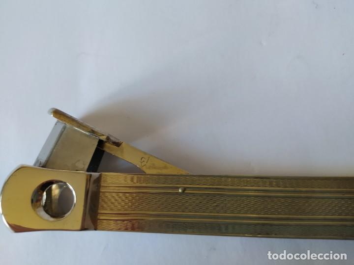 Coleccionismo: CORTAPUROS DORADO DECORADO. - Foto 2