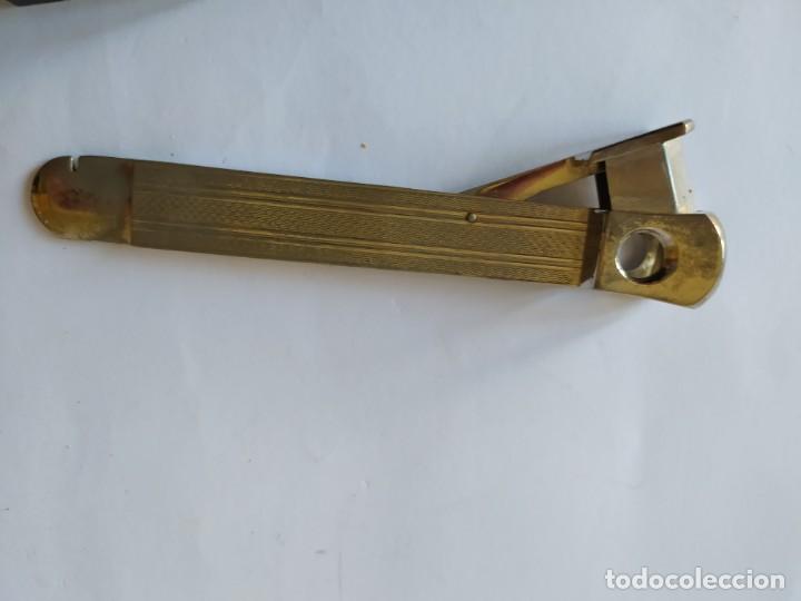 Coleccionismo: CORTAPUROS DORADO DECORADO. - Foto 3