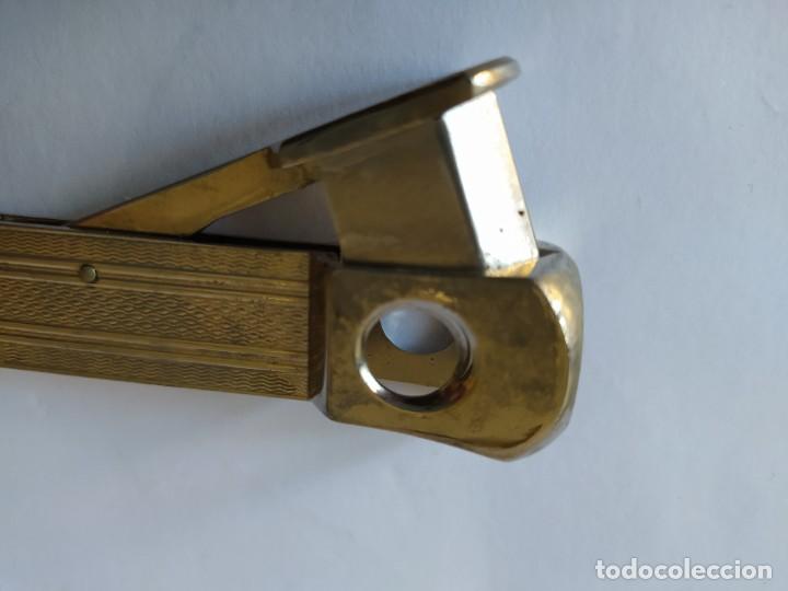 Coleccionismo: CORTAPUROS DORADO DECORADO. - Foto 4