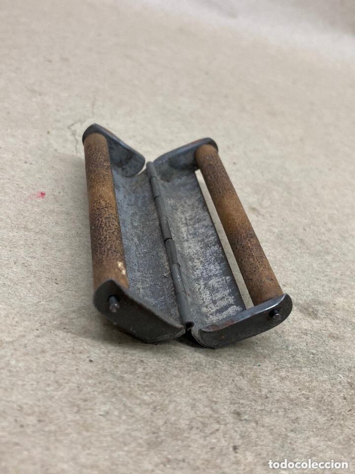 Coleccionismo: M&aacute;quina de liar tabaco siglo pasado - Foto 1