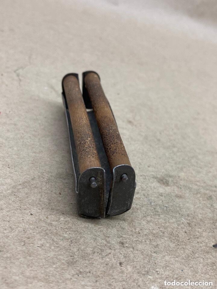 Coleccionismo: M&aacute;quina de liar tabaco siglo pasado - Foto 2