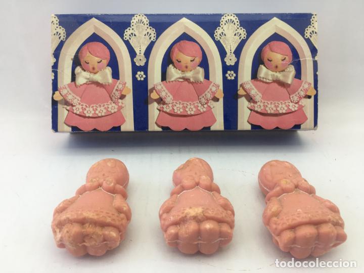 Coleccionismo: CAJA CON 3 JABONES PERFUMADOS - AVON LITTLE CHOIR BOYS