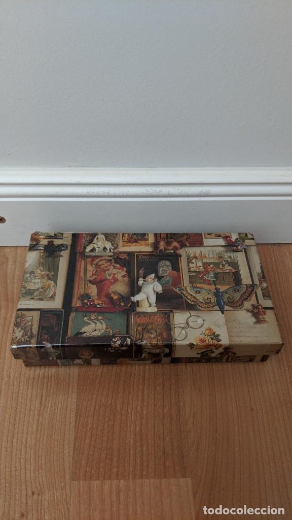 Collecting: CAJA CON OBJETOS DE ESCRITORIO (3 SOBRES CON HOJAS DE COLORES, CLIPS, L&Aacute;PIZ, BOL&Iacute;GRAFO. GOMA)