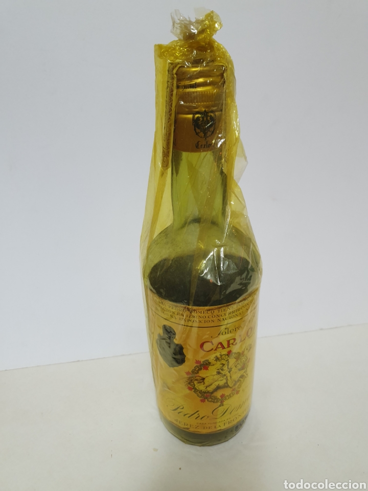 Collecting: BOTELLA PEDRO DOMECQ. SOLERA ESPECIAL CARLOS I. SIN ABRIR CON PRECINTO. TIMBRE 3 PESETAS.
