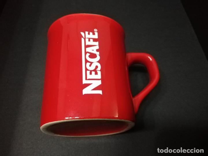 Coleccionismo: Taza roja Nescafe especial Navidad - Foto 2