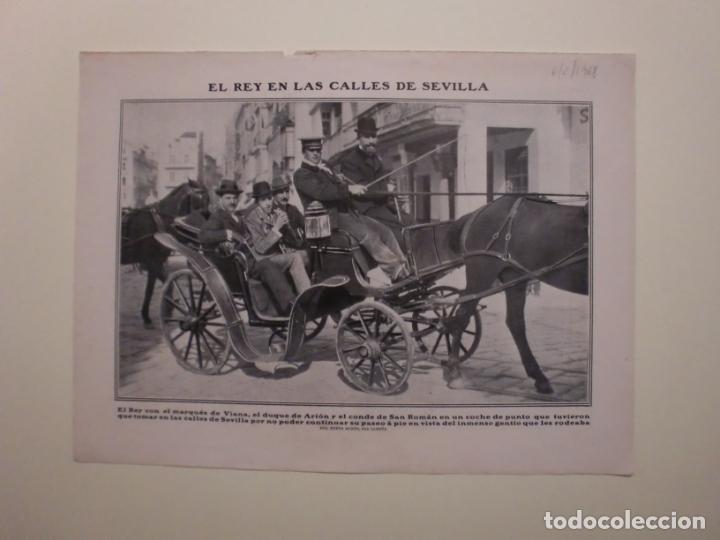Coleccionismo: EL REY EN COCHE DE PUNTO POR SEVILLA - PROCLAMACION DE DON MANUEL II - 6/2/1908