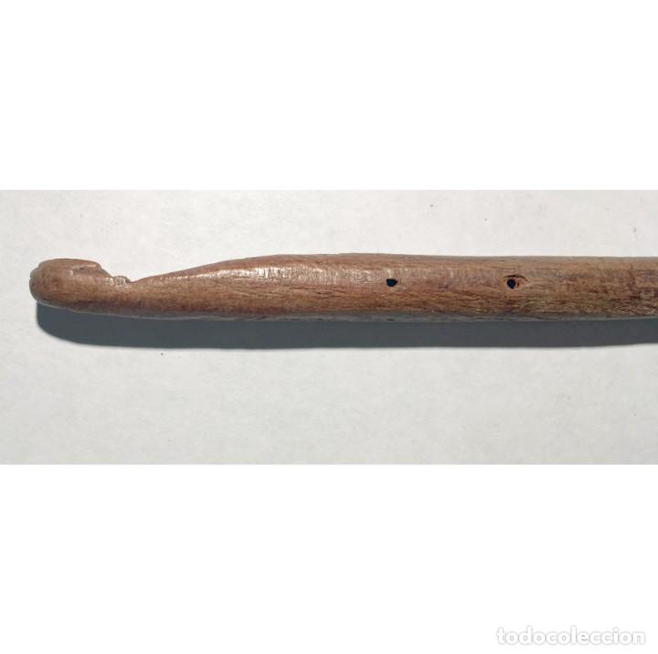 Coleccionismo: GANCHILLO DE MADERA antiguo, con la punta rota - Foto 1