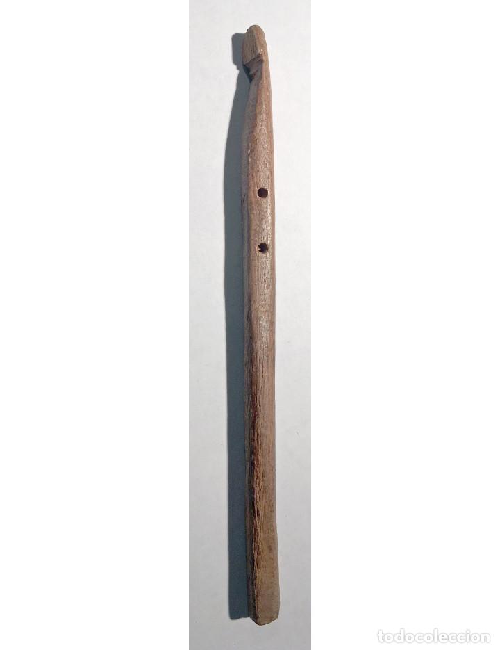 Coleccionismo: GANCHILLO DE MADERA antiguo, con la punta rota - Foto 5