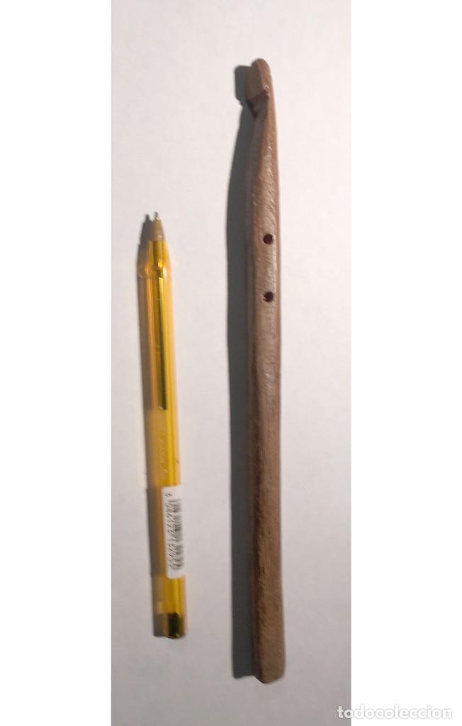 Coleccionismo: GANCHILLO DE MADERA antiguo, con la punta rota - Foto 6