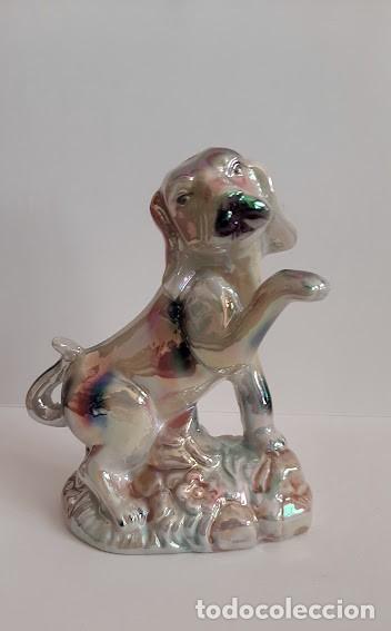 Coleccionismo: Figura de Perro en Cer&aacute;mica Vintage &ndash; 15&times;11 cm &ndash; Acabado Iridiscente &ndash; Jap&oacute;n