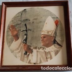 Coleccionismo: AZULEJO TAU CON FOTO DEL PAPA JUAN PABLO II, ENMARCADO, 20 X 20