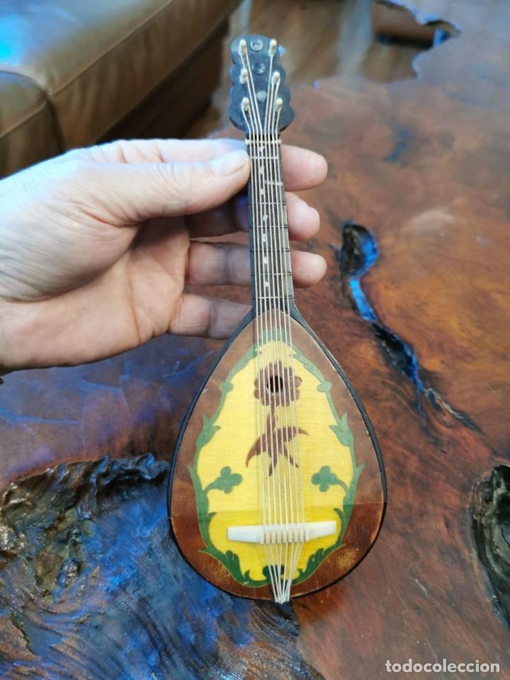 Collecting: MINI INSTRUMENTO DE MUSICA EN FORMA DE LAUD. SINTONIA TIPICA GRIEGA SIRTAKI