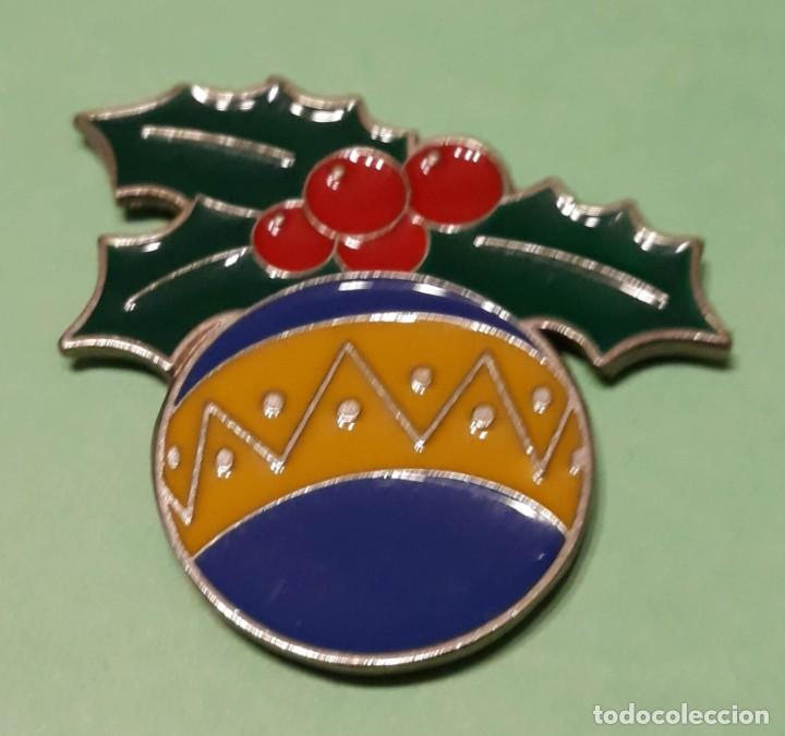 Coleccionismo: IMAN NEVERA - NAVIDAD - ADORNO BOLA Y RAMA - METAL ESMALTADO - NUEVO -