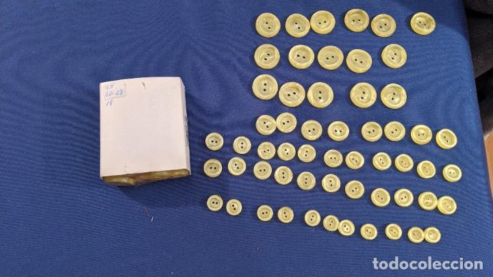 Collectionnisme: CAJITA CON 60 BOTONES AMARILLOS DE 3 TAMA&Ntilde;OS