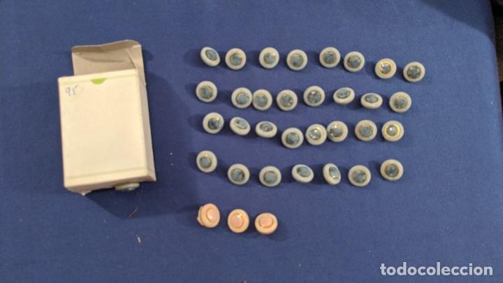 Collecting: CAJITA CON 35 BOTONES (32 AZULES + 3 ROSAS)