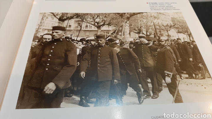 Sammelleidenschaft Papier: LA CORU&Ntilde;A LAMINA LIBRO MODERNA 1900 DESFILE MILITAR