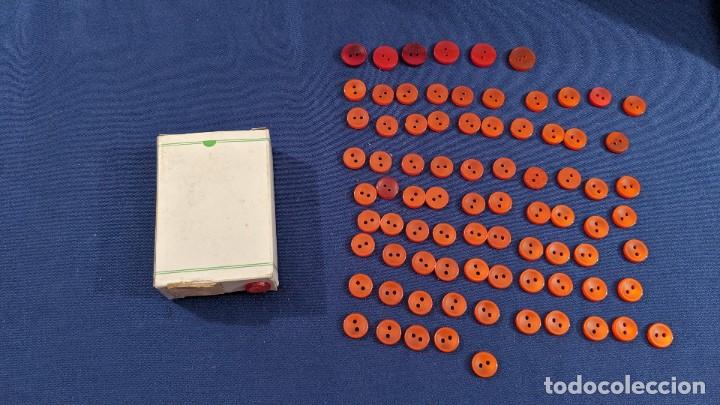 Collectionnisme: CAJITA CON 82 BOTONES ROJOS