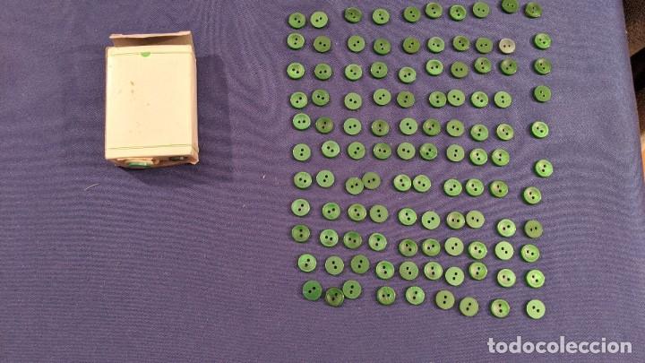Collecting: CAJITA CON 110 BOTONES VERDES