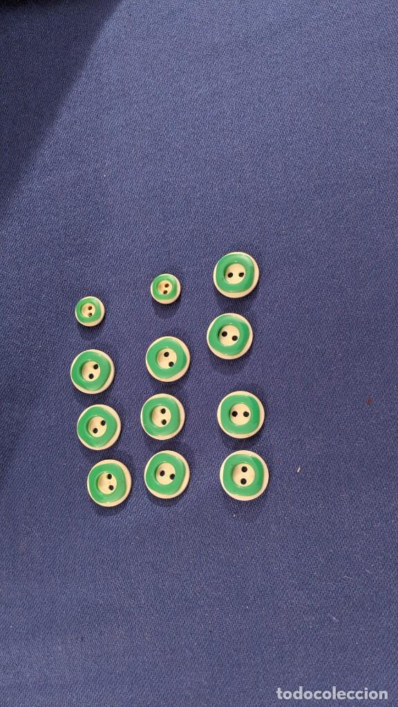 Coleccionismo: LOTE 12 BOTONES VERDES Y BLANCOS