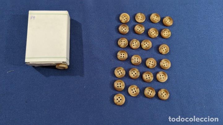 Coleccionismo: CAJITA CON 26 BOTONES - Foto 1