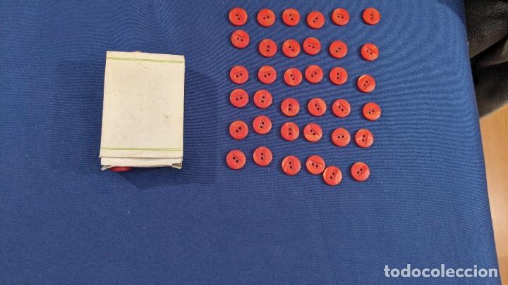 Collectionnisme: CAJITA CON 37 BOTONES ROJOS