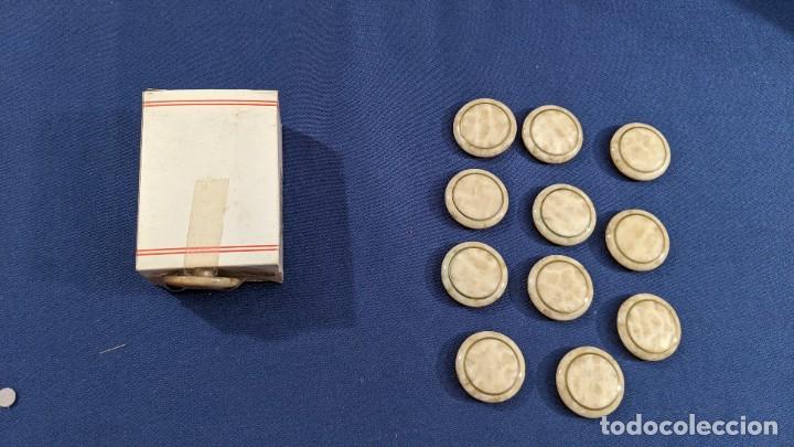 Collecting: CAJITA CON 12 BOTONES