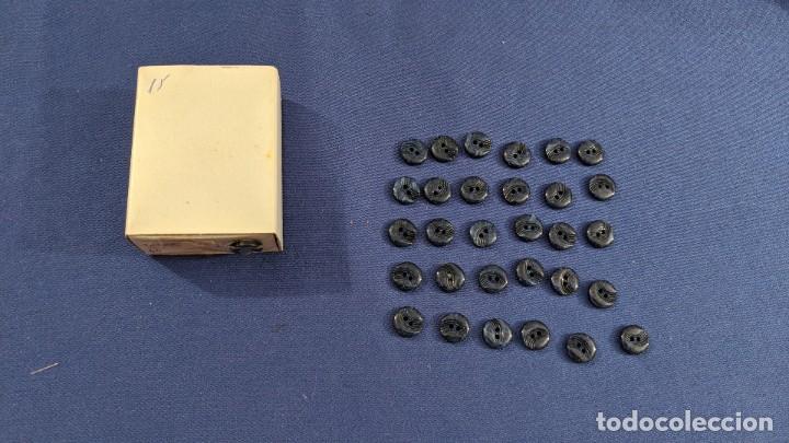 Coleccionismo: CAJITA CON 31 BOTONES