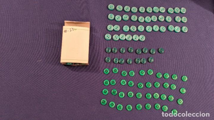 Collecting: CAJITA CON 96 BOTONES VERDES DE DIFERENTES FORMAS Y TAMA&Ntilde;OS