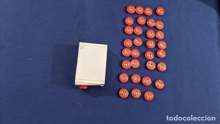Collectionnisme: CAJITA CON 32 BOTONES FANTAS&Iacute;A ROJOS