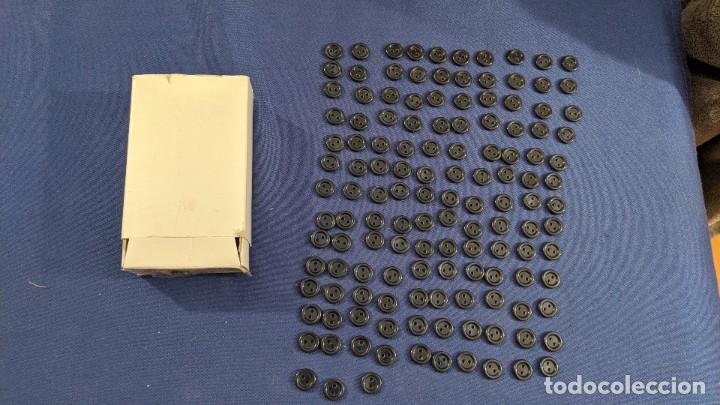 Coleccionismo: CAJITA CON 134 BOTONES NEGROS - Foto 1