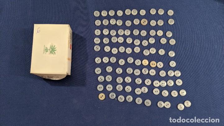 Collecting: CAJITA CON 100 BOTONES