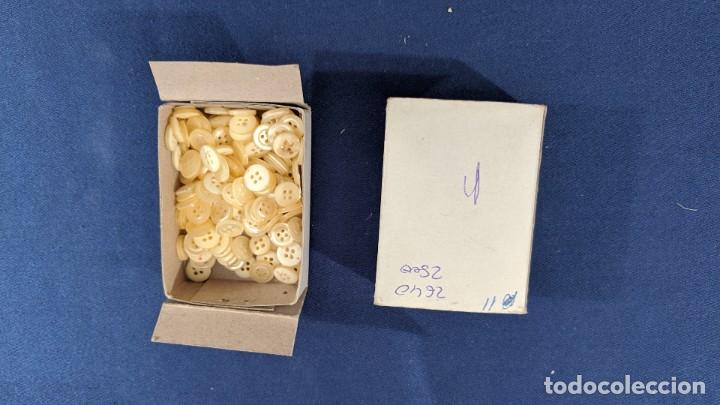 Collectionnisme: CAJITA CON BOTONES