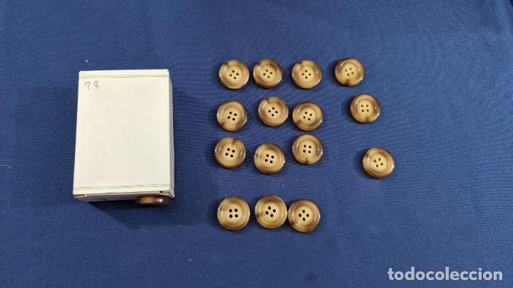 Collecting: CAJITA CON 16 BOTONES