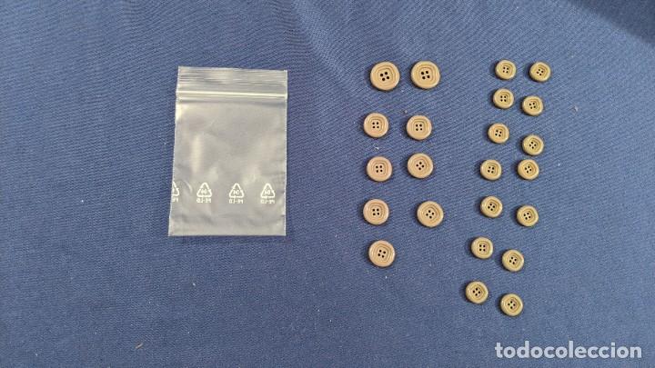 Colecionismo: BOLSITA CON 23 BOTONES CL&Aacute;SICOS COLOR GRIS DE 2 TAMA&Ntilde;OS